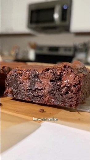 The BEST Chewy Brownies (one bowl, ready in less than 1 hour!)
