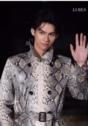 BRIGHT at Burberry AW26 — London. A global ambassador defining modern elegance on the front row. Where British heritage meets a new generation of influence. Sharp tailoring. Quiet confidence. Burberry Winter 2026 has its leading presence. Source: Getty Images #Burberry #AW26 #LondonFashionWeek #Bright #luresmagazine