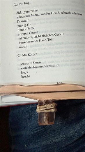 Susa-NNE on Instagram: "knit-reader Buchstaben am Faden zu wenig Hände Letters on a string Not enough hands #knitreader"