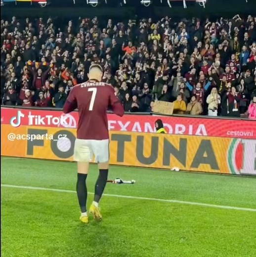 TOMÁŠ ČVANČARA on Instagram: "Ahoj Sparťani, Jak už určitě všichni víte, můj příběh ve Spartě je u konce . Příběh o kterém jsem vždycky snil a každý den dřel na to abych si ho mohl prožít. Když jsem před rokem a půl přicházel, spoustu lidí si klepalo na čelo. Nemá na to, rozbourá Spartě kabinu však to znáte… Začátky nebyly lehký, nedařilo se nám a tak to vypadalo všelijak. Před sezónou jsme ale změnili spoustu věcí a ta touha po titulu byla cítit ještě víc. Všichni jsme táhli za jeden provaz