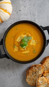 La verdadera Sopa de Calabaza para cualquier día de Octubre 🤌🏼🎃 | Receta 👇🏼🔥 - Ingredientes 3 tazas de calabaza (pumpkin) 3 tazas de calabacín (butternut squash) 1/2 cebolla blanca 1 cabeza de ajo 2 cucharadas de aceite de aguacate 2 cucharaditas de sal 1 cucharadita de pimienta 2 tazas de caldo vegetal 1 cucharadita de leche de coco 1 ramita de cilantro - Caldo Vegetal 1/2 cebolla blanca 1/2 pimiento dulce rojo 1/2 pimiento cubanelle 3 dientes de ajo 3 hojas de laurel 2 hojas de recao’ 4 
