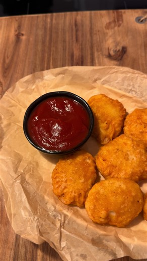 Zutaten: Für das Fleisch * 500 g Hähnchenbrustfilet * 1 Ei * 1–2 EL Eiswasser * ½ EL Speisestärke * 1 TL Salz * ½ TL Knoblauchpulver * ½ TL Zwiebelpulver * ½ TL weißer Pfeffer Trockene Panade 30 Speisestärke 60 Mehl Flüssiger Teig 60 g Weizenmehl 60 g Speisestärke 1 TL Salz ½ TL Backpulver ½ TL Paprikapulver ½ TL Knoblauchpulver ½ TL Zwiebelpulver 180–200 ml Wasser #selbstgemachtechickennuggets #tutorial #viral #foryou #trending