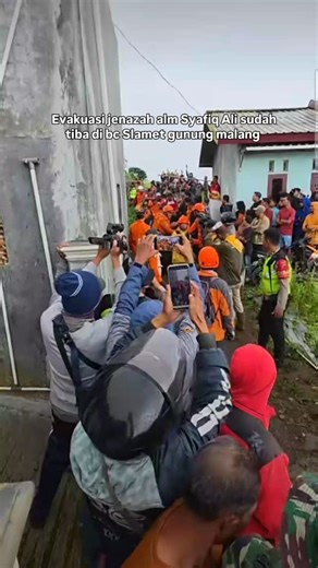 Explore Dolan on Instagram: "Suasana duka menyelimuti Basecamp Gunung Malang, Purbalingga, saat masyarakat setempat bersama relawan dan petugas melakukan penyambutan jenazah Syafiq Ridhan Ali Razan. Jenazah saat ini telah berada di Pos 1 jalur pendakian Gunung Slamet via Gunung Malang. Proses evakuasi dan penanganan berjalan dengan pengawalan aparat serta dukungan warga sekitar. Sumber vt galiheka.s #gunungslamet #survivorgunungslamet"