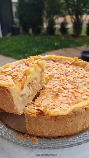 ✨ Super leckerer Apfel-Pudding-Kuchen – ganz schnell gemacht! ✨🍏 Manchmal sind die einfachsten Rezepte die besten 💛 Dieser Kuchen schmeckt wie ein Stück Kindheit – cremig, fruchtig & so lecker! 😍 👉 Rezept: Teig: 150 g Butter 120 g Zucker 1 Ei 300 g Mehl 1 TL Backpulver ➡️ Alles verkneten, in die Form drücken und hochziehen. Geschnittene Äpfel darauf legen, mit Zimt & braunem Zucker bestreuen. Füllung: 800 ml Sahne 1 ½ Pck. Vanille-Puddingpulver 120 g Zucker 1 Pck. Vanillinzucker ➡️ Aufkochen