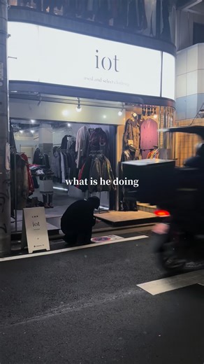 iot reverse on Instagram: "What is he doing? ―――――――――― 【 iot -reverse- 】 (イオット“リバース”) 全国のiot系列を超えるために生まれた唯一の別店舗。 従来と異なる特別経営組織を作成して運営しています。 ▷東京都世田谷区北沢2-13-14 1F 「iot reverse」 ▷OPEN 12:00-24:00 (20:00- 夜営業) ※稀に20:00 or 22:00 CLOSE （営業時間はオープンストーリーをご覧下さい。） ※お問い合わせはDMのみ。 ※店頭販売優先。DM対応遅れる場合がございます。 ※毎日20時にWEBストア更新（一部除く） ―――――――――― ▽お取り扱い商品▽ #アーカイブ #ブランド #ヴィンテージ #アンティーク base tag - #下北沢古着屋 #古着 #vintage #iotreverse"