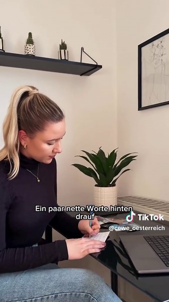 Manchmal braucht es nur ein paar Sofortfotos, um Weihnachten richtig persönlich zu machen. 🎄✨ Verschiedene Designs, unterschiedliche Formate & und kleine Weihnachtswünsche auf der Rückseite. Ein Last-Minute Geschenk, das immer ankommt. ❤️ 👉🏻 Im Video bekommst du viel Inspo, wie du mit Sofortfotos noch mehr Persönlichkeit in deine Geschenke bringst. #sofortfotos #lastminutegeschenk #weihnachtsideen #cewephoto #geschenkideen