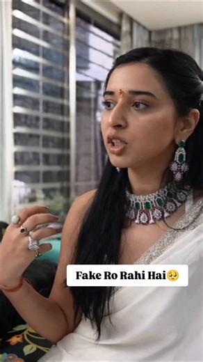 Bb Ka Adda💥 on Instagram: "日本利用压电瓷砖将人们的脚步转化为电能。这些瓷砖能够捕捉你脚步产生的动能。 当你行走时，你的体重和动作会对瓷砖产生压力。瓷砖会轻微弯曲，产生机械应力。 瓷砖内部的压电材料会将这种应力转化为电能。 每一步都会产生少量电荷，数百万步加在一起，就能产生足够的电力来驱动LED灯、数字显示屏和传感器。 在像涩谷车站这样人流密集的地方，每天大约240万步 都在为这个系统做贡献。 这些电力可以储存起来或立即使用，从而减少对传统能源的依赖，并支持可持续的城市基础设施。 这种方法把日常的动作转化为实用的可再生能源。 #日本#知识#事实#你知道吗#推荐 科技 创新历史 技术 实验热门"