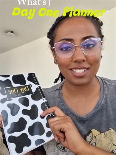 Dayone planner 📖 is designed for yearly, monthly, weekly and daily planning, allowing you to take control of your time from the moment you purchase it. Forget about traditional date calendars; with the Day One Planner, you can start fresh whenever you're ready, making it perfect for anyone looking to boost productivity and stay on track. Get ready to transform your planning game and make every day count ✨️