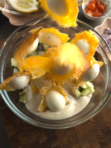 Crunchy Egg Salad Rezept mit cremigem Dressing