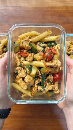 Chicken Caprese Pasta (537 Cals) #macrofriendly #mealprep