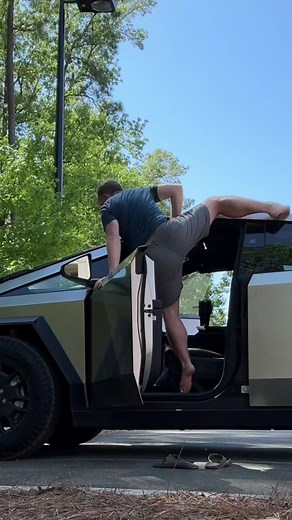This is how you clean a Tesla Cybertruck windshield. #tesla #teslacybertruck #cybertruck