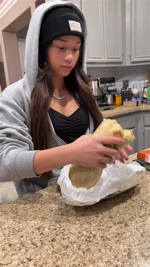 Having burritos 🌯 for dinner from @elreytacogrill #fyp #tiktok #eating #mukbang #burritos