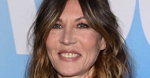 Mathilde Seigner : elle change radicalement de tête et ose une nouvelle coupe de cheveux rétro très courte