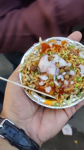 Bhel Puri 😋 #snacks #bhelpuri #tasty #yummy #spicy #streetfood #foodcarts #ytshorts #viral
