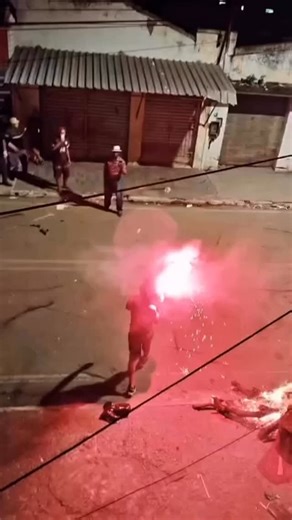 @unstoppable.edtz on Instagram: "日本利用压电瓷砖将脚步转化为电能。这些瓷砖捕捉来自你脚步的动能。当你行走时，你的重量和动作会对瓷砖产生压力。瓷砖会轻微弯曲，从而产生机械应力。瓷砖内部的压电材料将这种应力转化为电能。每一步都会产生少量电荷，而数百万步结合在一起就能产生足够的电力来驱动 LED灯、数字显示屏和传感器。在像涩谷车站这样繁忙的地方，每天约有240万个脚步为这一系统作出贡献。这些电能可以被储存或立即使用，从而减少对传统电力来源的依赖，并支持可持续的城市基础设施。这种方法将日常运动转化为实用的可再生能源。#日本#知识＃事实 ＃你知道吗 ＃推荐 ＃科技 #创！"