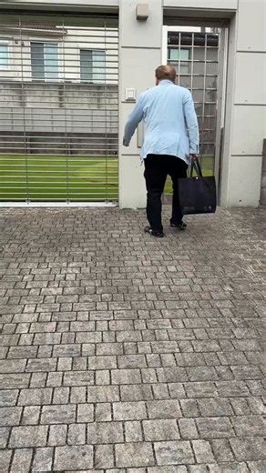 この歩き方はもうご老体の歩き方ですね歩幅が短くなるのは残りの寿命と相関関係があると思います医者の方からの反論お待ちしております