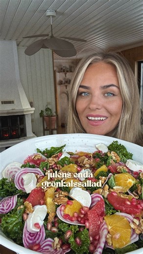 smarrigt by sanna on Instagram: "JULENS ENDA GRÖNKÅLSSALLAD 🥬 Vår go-to julsallad när man vill bryta av all den feta, tunga julmaten. Så jääääävla go! Spara & laga ❤️ INGREDIENSER: Grönkål Grapefrukt Apelsin Citron Olivolja Salt+ peppar Granatäppelkärnor Chevre Valnötter Polkabeta Mandolina polkabetorna tunt och pickla i 1-2-3 lag, smaksätt med lite citron för extra syra (googla) Skölj och ansa grönkålen, torka torr. Filea apelsiner och grape över en djup skål (saften ska sparas) Blanda sedan c