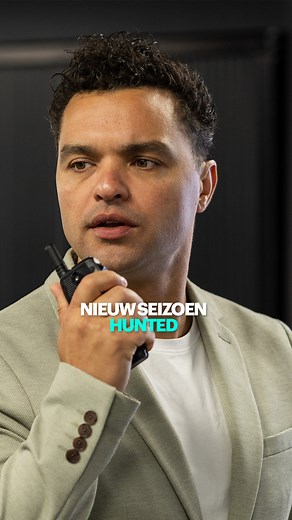 236K views · 1.6K reactions | ⏰ Nog twee weken! Hoe blijf je als voortvluchtige onder de radar van een ervaren opsporingsteam? In het nieuwe seizoen van Hunted gaan twaalf gewone burgers de uitdaging aan.  Vanaf maandag 24 november, elke maandag, om 20.30 uur op NPO 1 of via NPO Start #Hunted #HuntedNL | Hunted NL | Facebook