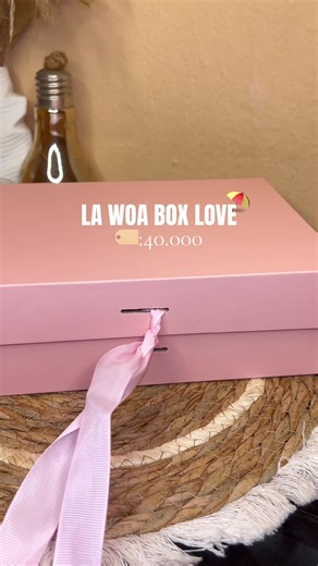 Notre box est composée: -D’une montre de votre choix -Une chaîne de 10 à 12.000 (AI 14 C) -Un parfum Kaly Le cadeau parfait, une box de qualité en partant du packaging, jusqu’aux bijoux. Écrivez nous pour commander ☎️:0749637466 #world_ofaccessories #cotedivoire🇨🇮 #bijouterie #box #debloquemesvue🥲🙏🏽