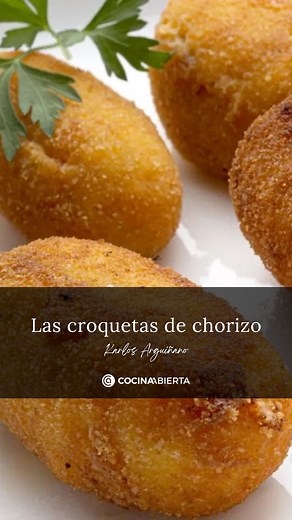 Estas croquetas de chorizo son un clásico que nunca falla: crujientes por fuera, cremosas por dentro y con un sabor potente que convierte cualquier picoteo en una fiesta. 🙌 ¡Anímate a prepararlas estas navidades!🎄 📝 Ingredientes (6 personas): 100 g de chorizo fresco 2 huevos 600 ml de leche 60 g de harina 1 cebolleta 2 dientes de ajo Harina, huevo batido y pan rallado (para rebozar) Aceite de oliva virgen extra Sal Perejil Crujientes, potentes y clásicas. Una de esas recetas de toda la vida q
