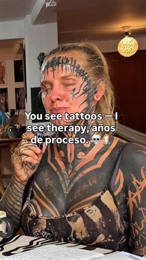 “‘Why so many tattoos?’ Maybe ‘cause every one healed algo que dolía.” 🖤 It’s not just ink — it’s transformation, it’s therapy, it’s years of growth. Full conversación con LaPau 🎥 now on YouTube / Trinity Eclectic #TattooTalks #HealingThroughPain #BlackoutTattoos #SpanglishVibes #TrinityEclectic | Trinity Eclectic