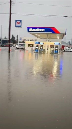 Flooding in Bellingham intensified this afternoon, with water overtaking major intersections along Iowa Street as well as parts of Alabama and Woburn. This footage was provided by a Toyota of Bellingham worker who witnessed the rapid rise in water levels firsthand. Thank you for sharing this with the Bellingham Metro News newsroom. We continue to receive real-time updates from residents across the city as conditions evolve, and your reports help keep the community informed and safe. It’s worth n