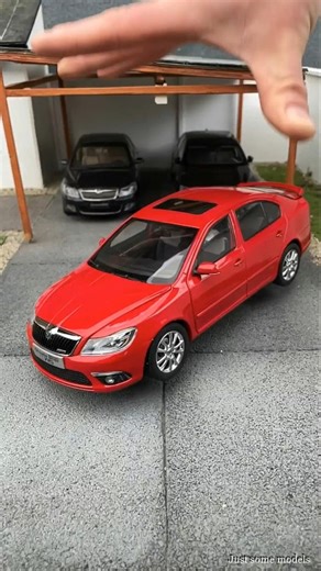 1:18 slow motion suspension test of Skoda Octavia II vRS facelift model car