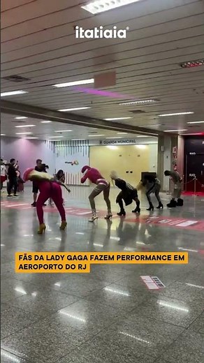 FÃS DA LADY GAGA FAZEM PERFORMANCE EM AEROPORTO DO RJ