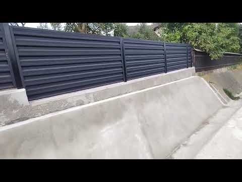 Construcție gard cu temelie și tabla cutata. Filmare fara editari.