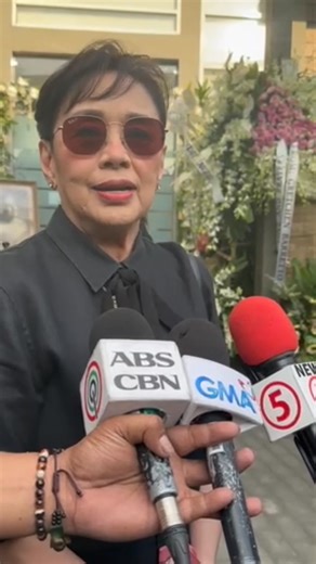 “Si Tita Glo ay one perfect example ng queen” Ibinahagi ni Vilma Santos ang kaniyang pinakamasayang alaala noong nakatrabaho niya si Gloria Romero, matapos dumalaw sa burol ng yumaong beteranang aktres. | via Aubrey Carampel/GMA Integrated News | GMA News