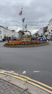 Welcome to the charming town of Stratford-upon-Avon, where the legacy of the legendary playwright William Shakespeare comes to life🖋️ As you explore this picturesque region nestled in South Warwickshire, you’ll discover the rich tapestry of stories that Shakespeare wove into this town. Immerse yourself in the timeless tales of star-crossed lovers in “Romeo and Juliet,” the political intrigue of “Macbeth,” and many more📖 While you’re here, why not try your hand at writing your own stories? Let 