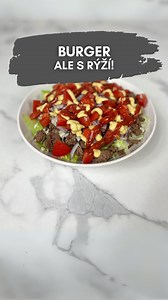 Kdyby se burger dělal s rýží, tak chutná přesně jako tohle jídlo! 🥣Ingredience: -150g 10% hovězího mletého masa -80g rýže -Strouhaný sýr (já použil Mozzarellu) -Ledový salát -Rajčata -Červená cibule -Kečup a hořčice 🧂Koření: -sůl -sušený česnek -pepř -chilli vločky -Koření na hovězí maso (já používám Vitana - smoky beef) 👨‍🍳Postup: Rýži dej vařit podle návodu na obalu. Mezi tím v misce okořeníš maso solí, sušeným česnekem, pepřem, chilli vločkami a kořením na hovězí maso. Maso následně osmaž