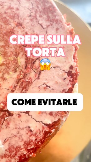 Proprio quando la torta sembra perfetta eccola lì quella maledetta crepa che ci rovina il lavoro 😭 Può accadere sia con crema al burro che con chantilly al mascarpone o panna. I motivi possono essere diversi: - vassoio troppo leggero che fa crepare la torta con crema al burro nella parte bassa - farcitura poco stabile o liquida che tende a fuoriuscire e crepa all’altezza dello strato farcito - creme verticali dovute agli sbalzi termici - per la panna o chantilly al mascarpone attenzione al frig
