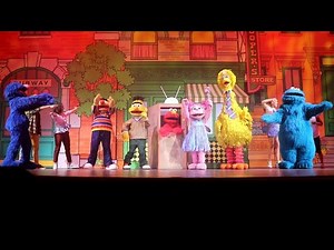 Elmo's TV time at Universal Studios Singapore [Full Version]