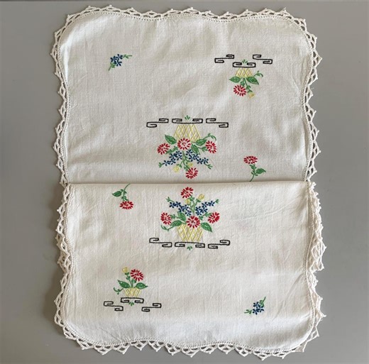 Runner Table Vintage Embroidered Bouquets of Flowers With Crocheted Edges - Etsy