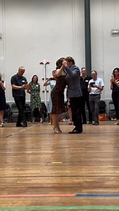 𝐅𝐞𝐞𝐥 𝐥𝐨𝐬𝐭 𝐰𝐡𝐞𝐧 𝐬𝐨𝐦𝐞𝐨𝐧𝐞 𝐝𝐫𝐨𝐩𝐬 𝐭𝐚𝐧𝐠𝐨 𝐬𝐥𝐚𝐧𝐠 𝐚𝐭 𝐭𝐡𝐞 𝐦𝐢𝐥𝐨𝐧𝐠𝐚? Don’t worry, t’s not just steps you pick up on the dance floor… there’s a whole new language too. Here are a few Argentine phrases and tango terms you’ll definitely hear (and might even want to try): • ¡Che! — “Hey, friend!” or just to get someone’s attention • La rompe — “She’s killing it on the dance floor” • Sos Gardel — “You’re the best!” (Carlos Gardel = tango legend) • ¡Qué buena onda! — 