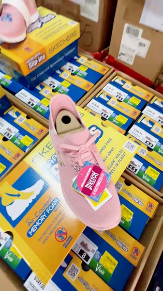 🙀 ¡𝐍𝐨𝐬 𝐯𝐨𝐥𝐯𝐢𝐦𝐨𝐬 𝐥𝐨𝐜𝐨𝐬 𝐞𝐧 𝐀𝐥𝐦𝐚𝐜𝐞́𝐧 𝐝𝐞 𝐑𝐞𝐦𝐚𝐭𝐞𝐬! 👟 Zapatillas Reebok blancas a 𝐭𝐚𝐧 𝐬𝐨𝐥𝐨 𝐒/. 𝟕𝟗.𝟗𝟎, por la compra de 100 soles en tienda. 🩴 ¡Y, además, llévate unas sandalias 𝐅𝐈𝐋𝐀 𝐭𝐨𝐭𝐚𝐥𝐦𝐞𝐧𝐭𝐞 𝐆𝐑𝐀𝐓𝐈𝐒 por la compra de zapatillas Skechers a precios de outlet ⏳ Ofertas válidas solo por hoy 30 y mañana 31 de diciembre. ¡No lo dejes pasar, te esperamos! 😉 👉 Encuentra estas ofertas y más en todas nuestras tiendas: 𝐃𝐄𝐍𝐓𝐑𝐎 𝐃𝐄 𝐒𝐔�