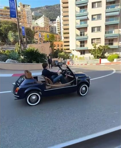 IL LEADER DEL MONDIALE DI FORMULA 1 RUSSEL A MONTE CARLO CON LA FIAT 500 D'EPOCA TARGATA TERAMO