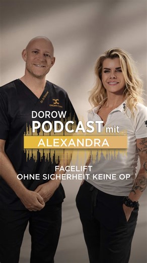 ✨ Teil 4 unserer 5-teiligen Serie: Alexandra und Dr. Dr. Andreas Dorow sprechen über ein Thema, das bei einem Facelifting oft unterschätzt wird – die Narkose. Dr. Dr. Dorow erklärt, warum die richtige Anästhesie entscheidend für Sicherheit und Ergebnis ist. Denn bei einem Facelift in Dämmerschlaf kann es vorkommen, dass der Operateur plötzlich allein entscheiden muss: „Stoppe ich die Blutung – oder rette ich das Leben?“ Alexandra erzählt offen von ihrer eigenen Operation und wie sicher und gut b