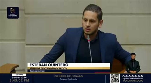 Esteban Quintero, senador del Centro Democrático, dice orgullosamente que su padre fue condenado por paramilitarismo y que pagó su condena "injustamente". Luego compara el caso de su padre con el de Carlos Pizarro. ¿Cómo se atreve a hacer esa comparación? cuando los paramilitares fueron los que asesinaron a un hombre que dejó las armas para hacer un proceso de paz. ¡Es que no tienen vergüenza!
