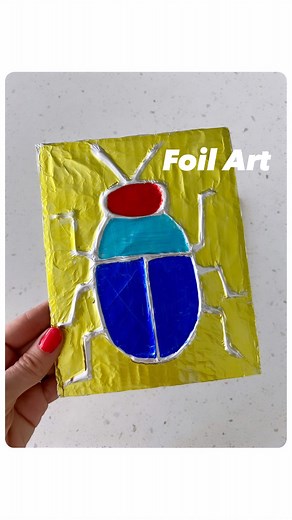 Embossed Foil Art is probably one of my favorite art activies. It’s simple, looks great, it’s easy to setup and doesn’t require a lot of materials. 🙌🏻☺️ You’ll need: 👉🏼A piece of cardboard 👉🏼A Hot glue gun 👉🏼Aluminium foil 👉🏼Permanent markers (Different colors) How to: 👉🏼Draw a picture of your choice on a piece of cardboard 👉🏼Ouline your picture with a hot glue gun 👉🏼Cover with a piece of foil 👉🏼Fold over the corner and edges 👉🏼Press the foil down and smooth it out all along