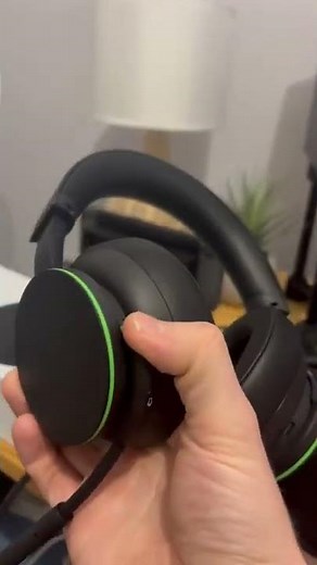 How to turn on the Xbox Series S using the Xbox Wireless Headset