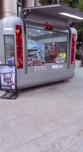 See the handover in this Chinese robot-run convenience store. The G1 walks to the refrigerated section post-payment, uses its grippers to grasp, then returns to the counter. Early commercial pilots replacing cashier roles with robots in 24/7 retail.