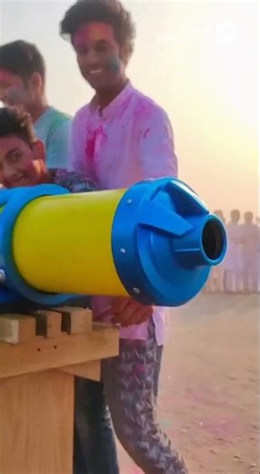 aaj holiday hai duniya ki Sabse Badi pichkari hai mene pass 😱#viral #shortvideo #shortsfeed #shorts