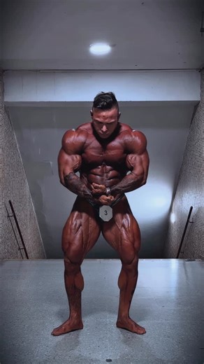 Francisco Barrios Vlk | Y finalmente el físico con el que cerramos la temporada 2025, el vídeo lo grabamos justo antes de subir por primera vez al escenario.... | Instagram