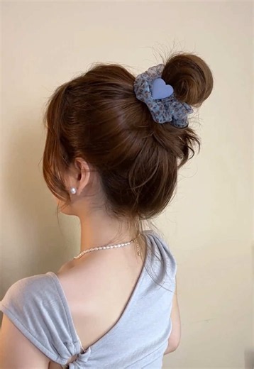 Cách búi tóc củ tỏi nhanh gọn với chun buộc tóc