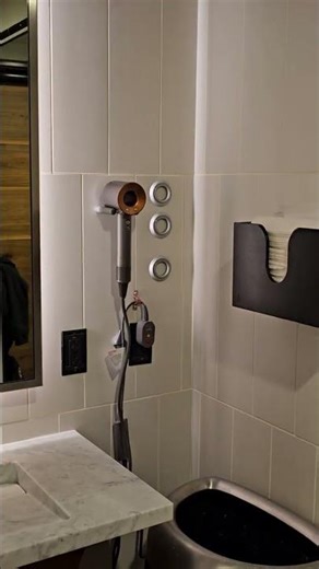 LAX's American Express Centurion Lounge walkthrough tour - #amexplatinum benefit