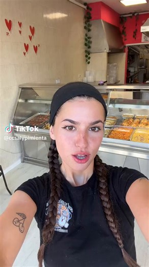 Dos españoles jóvenes teniendo un negocio de comida de barrio en España.Se siente como prehistórico.