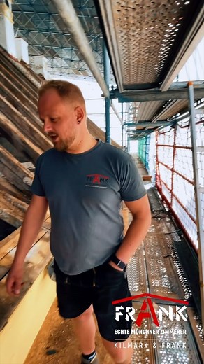 Stefan Frank, Bernhard Kilmarx on Instagram: "Wir bekommen oft Sprüche wie diese: „Des Dach schaugt doch noch guad aus, wozu der ganze Aufwand?“ Der Schein trügt und oft sehen die Dachstühle bereits so aus… #mehrrealitätaufinstagram #zimmerei #dachstuhl #handwerk #gerüst #baustelle #freising"