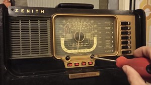 New day, new Zenith Transoceanic! This is an H500, built in 1952 Unfortunately without knobs and antenna, i located them on eBay, later i will open a small crowfunding for them :3 | I put waifus on a vintage TV